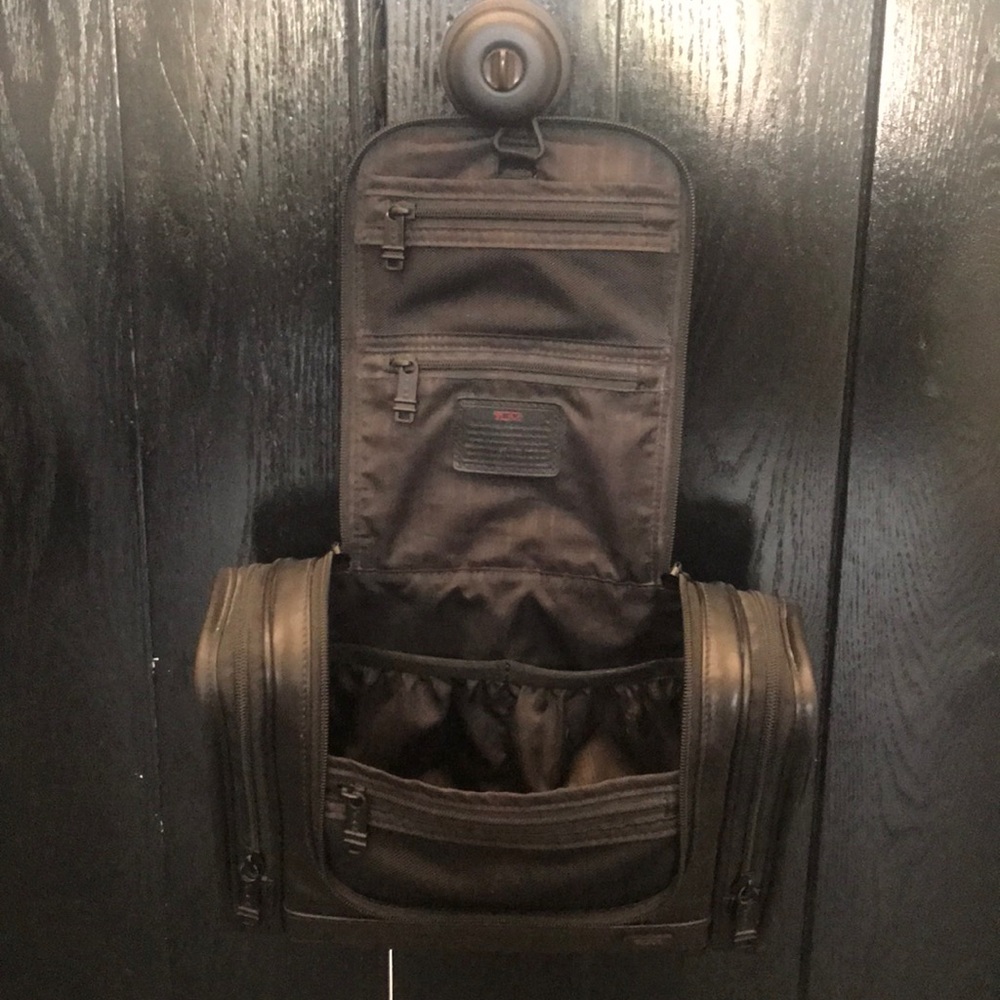 TUMI ALPHA 2 travel kit